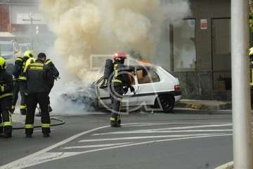 Arde un coche en la calle Poeta Pablo Neruda de Los Llanos de Telde/Eugenio Artiles y TA.
